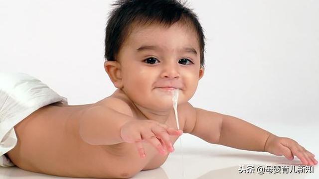宝宝溢奶和吐奶影响体内营养状况？教你4招预防或减少宝宝溢奶