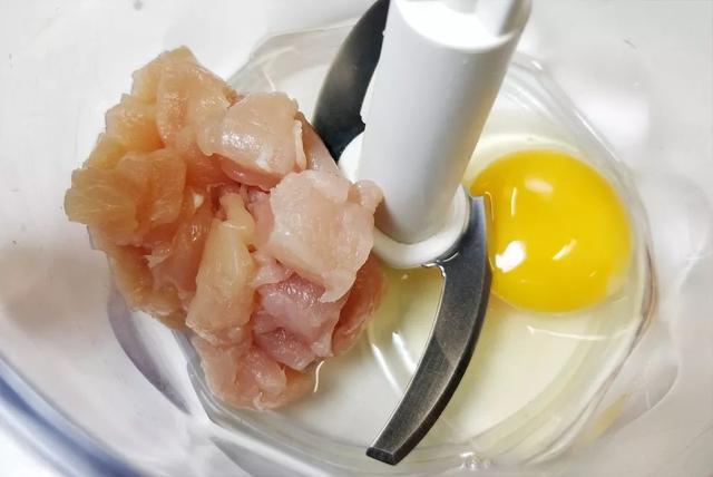 肉质细嫩、易消化的鸡肉丸来啦！不用油炸超健康，孩子抢着吃！