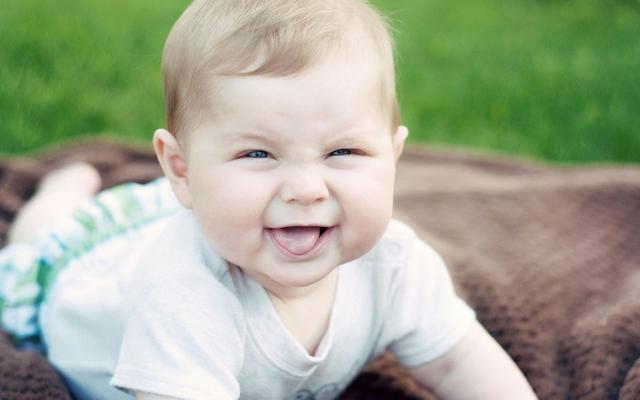 这些迹象说明宝宝可能存在发育迟缓，家长别不闻不问！