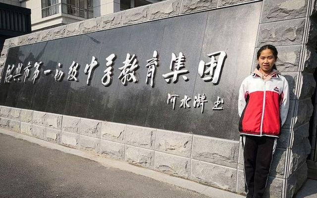 为校名题字的居然是14岁学生！她一提笔，你就服气了……