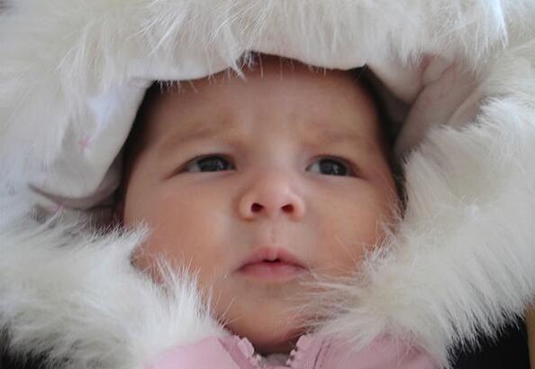 天气变冷后，家长给孩子穿衣做到“三暖二凉”，就能健康过冬了！