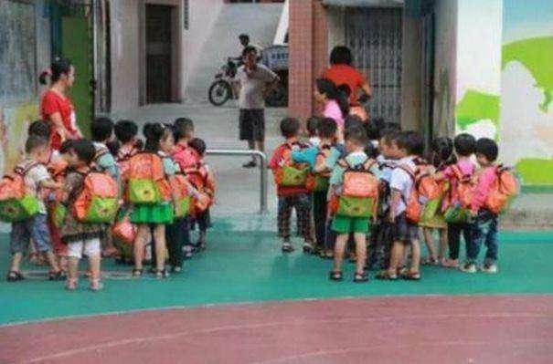 4岁儿子摔坏爸爸的手机，爸爸的做法，却“葬送”了孩子的一生