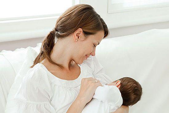 第一次给宝宝哺乳是什么感觉？老公的脸这辈子都没这样红过！