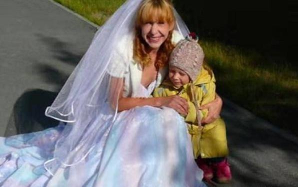 妇女生下婴儿，满脸都是皱纹就像70岁老人，如今生活令人羡慕