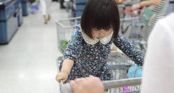 90后宝妈路遇人贩子,上演教科书级机智反击,网友:这方法靠谱