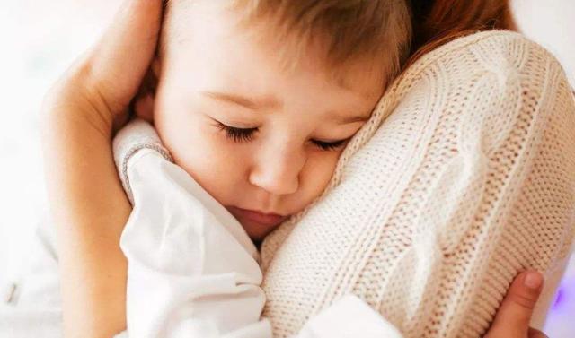 孩子摔倒后，家长说的第一句话至关重要，对孩子影响很深