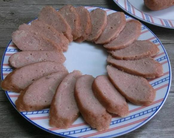 老妈做的火腿肠不用肠衣，只需简单3步，干净卫生无添加！快收藏