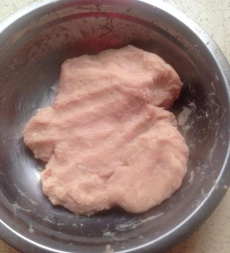 老妈做的火腿肠不用肠衣，只需简单3步，干净卫生无添加！快收藏