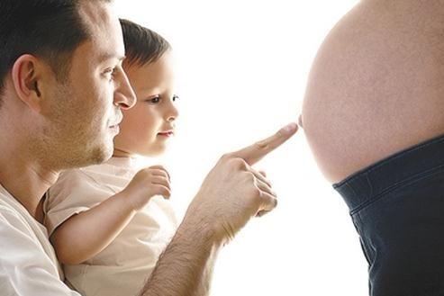 女儿刚满月，宝妈去楼下洗尿布，儿子趁机对妹妹下“毒手”！