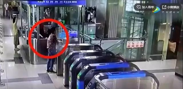 2岁孩子和妈妈车站离别看哭无数人:“世间哪得双全法,不负生活不负娃”
