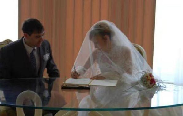 妇女生下婴儿，满脸都是皱纹就像70岁老人，如今生活令人羡慕