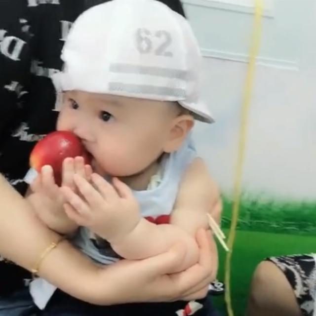 1岁宝宝打针不哭不闹，妈妈表扬孩子真乖，半年后体检才知那是病