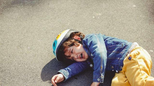 孩子摔倒后，家长说的第一句话至关重要，对孩子影响很深