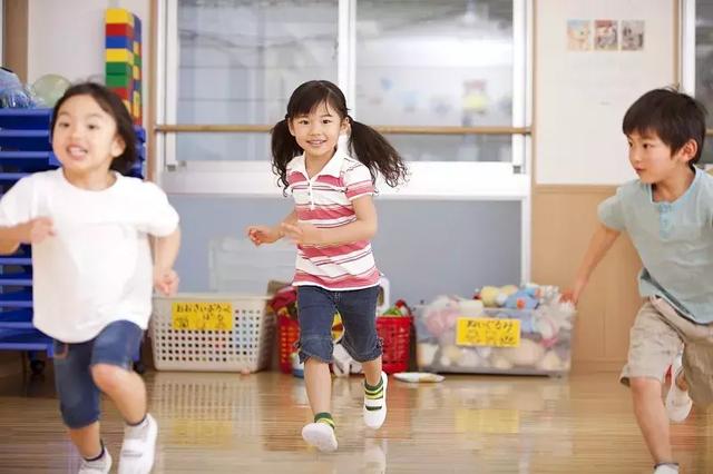 女儿玩“过家家”想要当爸爸，需要纠正她吗？