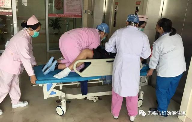 爱是有力量的！危急时刻，无锡这名女医生跪着托举一双生命，直至……