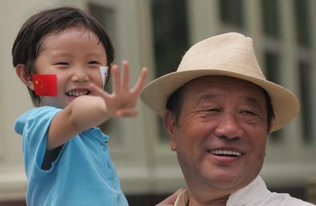 在老人眼里，孙子和外孙有什么不同？这区别真的很现实了！