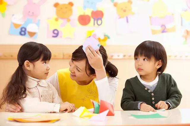 女儿玩“过家家”想要当爸爸，需要纠正她吗？
