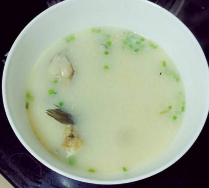 用“鲫鱼”煮汤时，没注意“加水”这一步，难怪汤不白还腥！