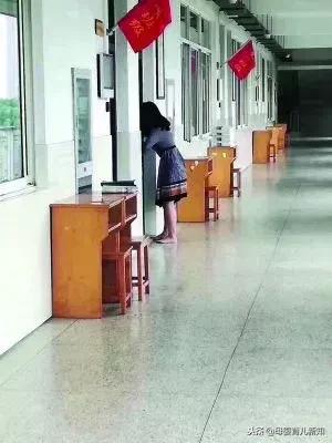 在学校走廊里脱掉高跟鞋的妈妈，你的修养里藏着孩子未来的模样