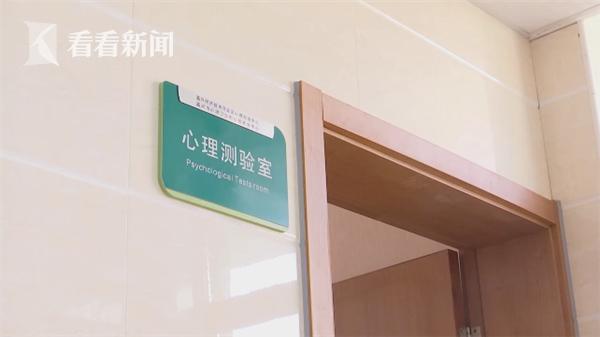 成绩下滑内心焦虑 初中男孩一上学就呕吐