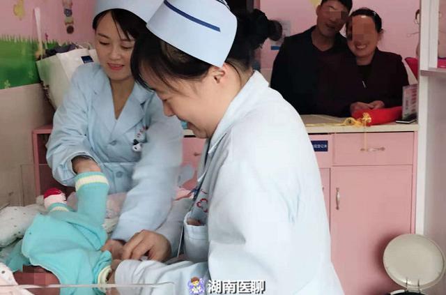 “拇指姑娘”出院了！因胎盘前置出血14天早产，出生体重仅2斤多