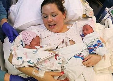 双胞胎姐妹花手牵手出生，2岁依旧“手牵手”形影不离