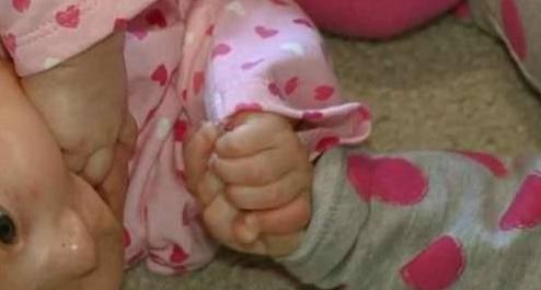 双胞胎姐妹花手牵手出生，2岁依旧“手牵手”形影不离