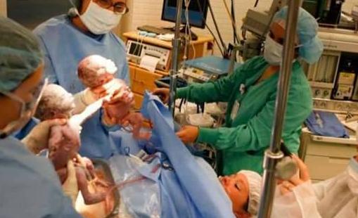 双胞胎姐妹花手牵手出生，2岁依旧“手牵手”形影不离