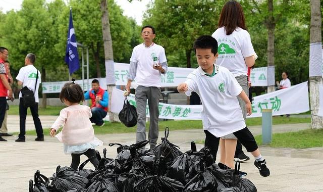 一位合格的父亲，会和孩子做这3件事，他会越来越爱你