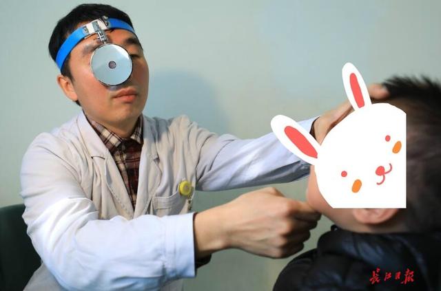 3岁男孩总是挖鼻孔流鼻血，不是上火是过敏性鼻炎