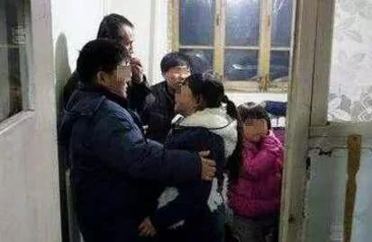 袖珍夫妻准备要二胎，医生看到其女儿后，摇头规劝最好别生