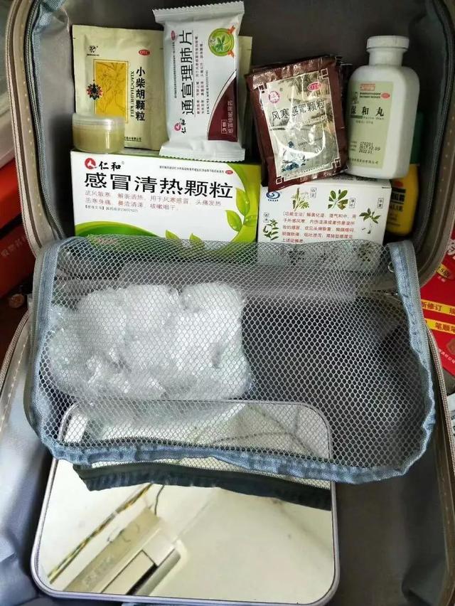 眼睛长麦粒肿，舌红，暗示上焦瘀滞有热，需留意积食