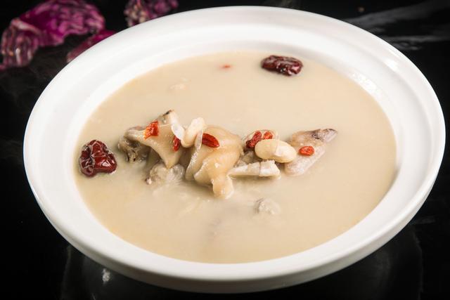 婴儿1个多月母乳不够吃，妈妈吃什么奶水能多？这4类食物很管用