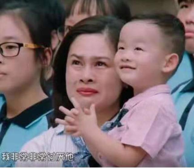女孩大喊讨厌弟弟，一席话感动全场，网友：被弟弟的傻笑打败！