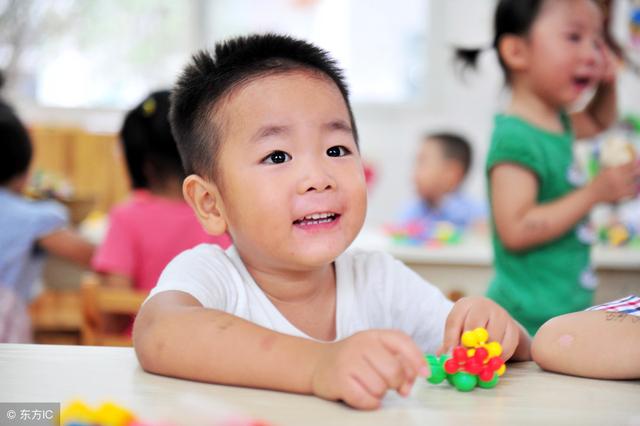 戏精宝宝为了不去幼儿园，竟然想出这种借口，笑到肚子疼！