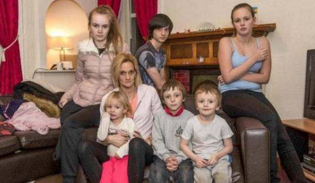 英国女子与7个孩子挤在3居室里，如今又怀双胞胎催政府赶紧换大