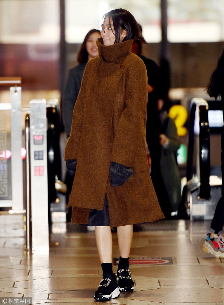 敏雅街拍:军绿色毛呢大衣roger vivier休闲鞋 光腿显时髦