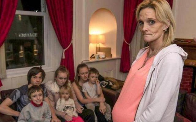 英国女子与7个孩子挤在3居室里，如今又怀双胞胎催政府赶紧换大