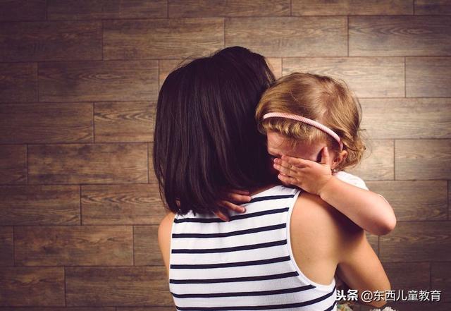 测试|妈妈在家摔倒了,孩子的反应是?