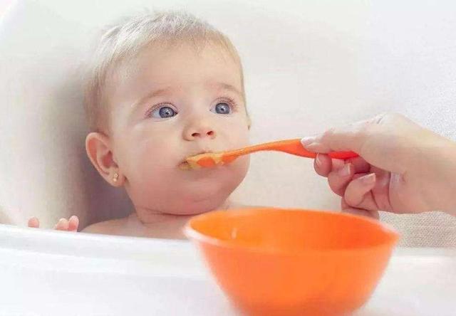 孩子断奶最佳时间，因人而异，2个例子证明最晚别超过这个时间