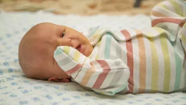 孩子爱出汗，是体虚还是缺钙？真正的原因是……