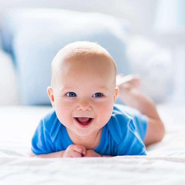 宝宝学会翻身不容易，4招解决这个问题
