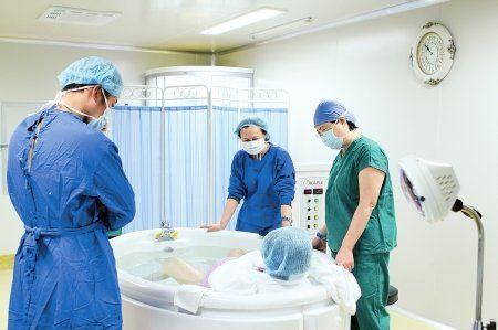 在水里生孩子你试过吗？产妇对水中分娩青睐有加是有原因的