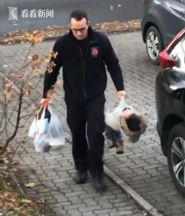 女儿懒得走路躺平装死 被老爸像拎菜一样提回家