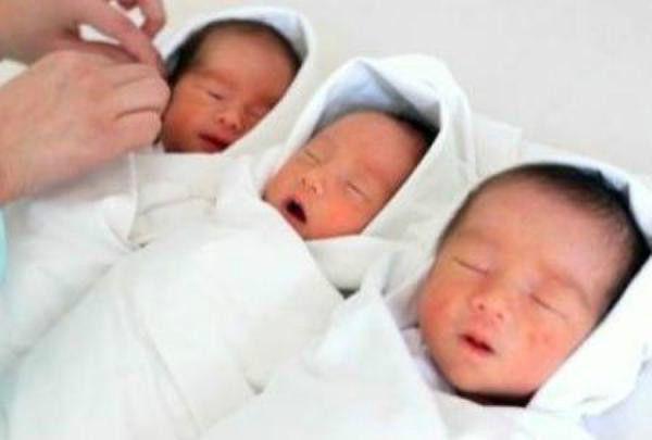 家里喜迎三胞胎，爸妈为了区分，想出了一个好法子