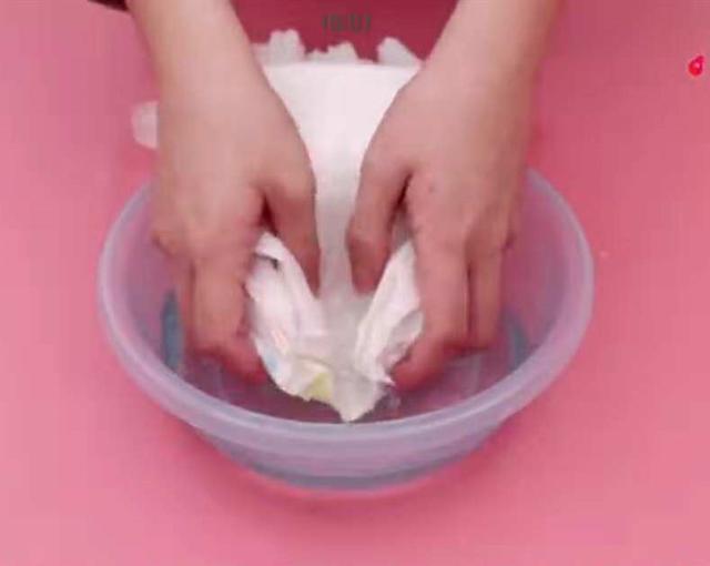 宝妈把尿不湿戴在宝宝头上，家人看了都夸好，太实用了！