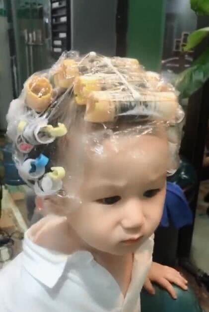 母亲想让自己的小孩像洋娃娃，于是带她去烫发，末了母亲尴尬了