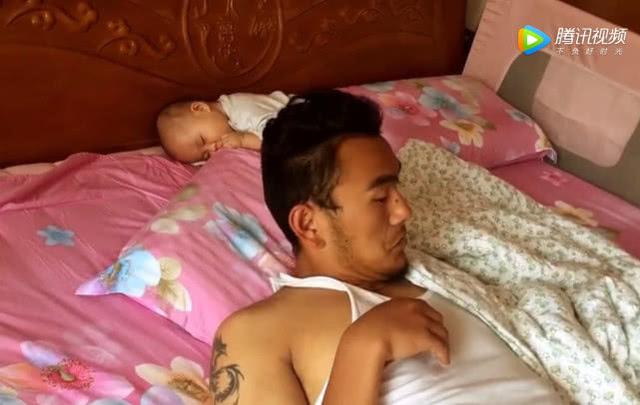 爸爸带孩子睡觉，醒来发现孩子不见了
