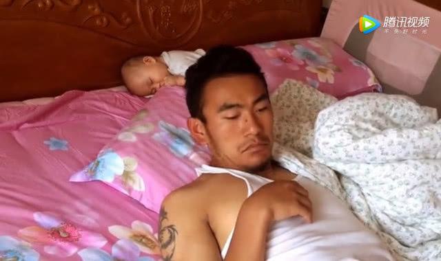 爸爸带孩子睡觉，醒来发现孩子不见了