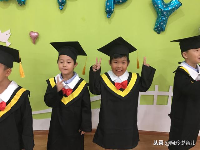 爸爸姓杨，给孩子取了个名字，妈妈在公园里喊了一声，脸顿时通红